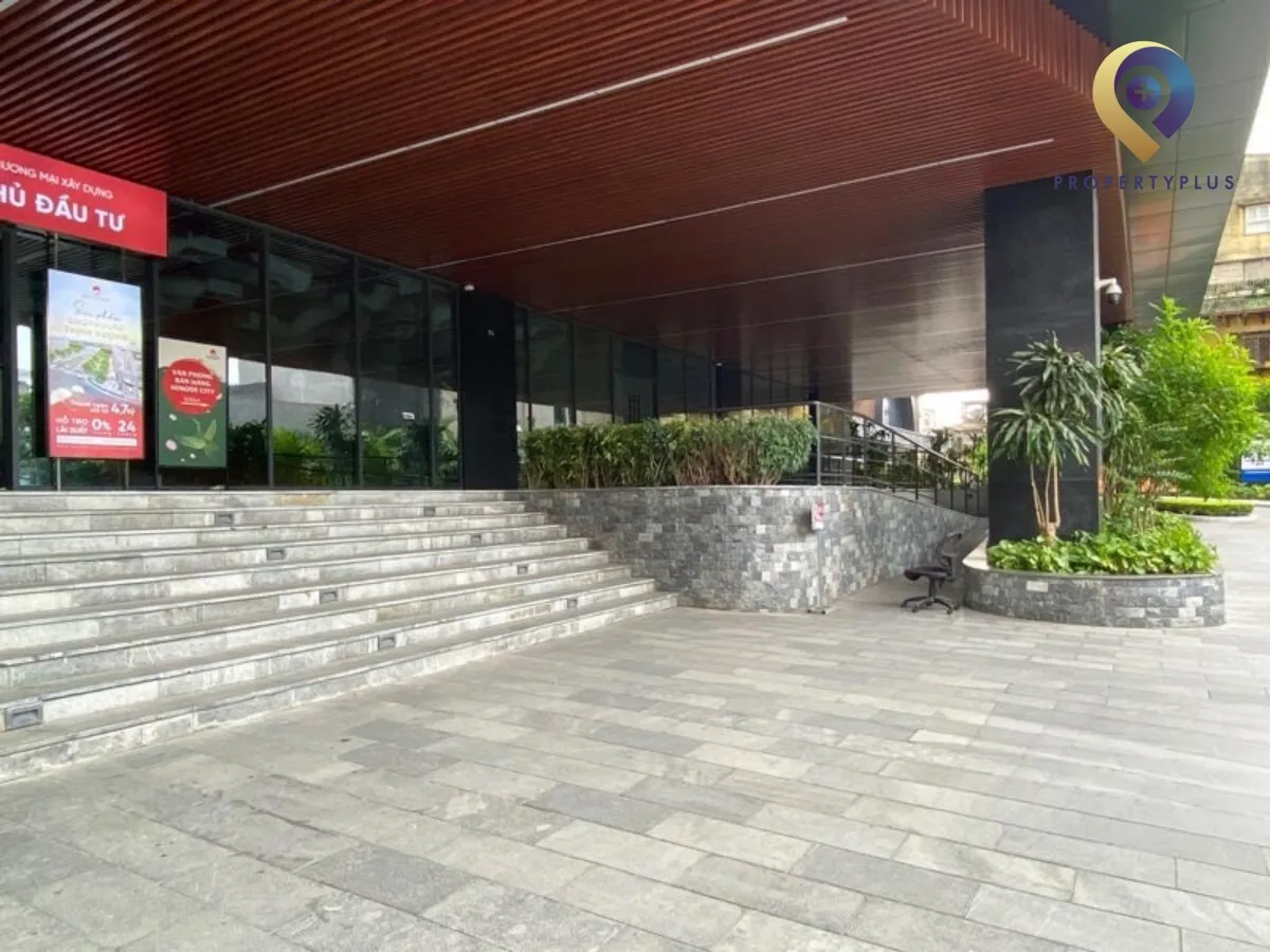 Lối ra vào chính của tòa nhà Hinode City tại Minh Khai.
